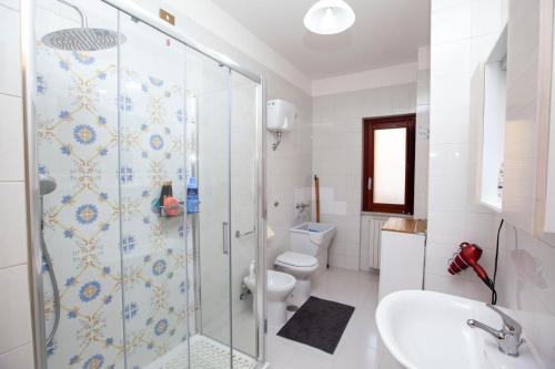 un bagno con doccia, WC e lavandino di La Dea del mare a Maiori
