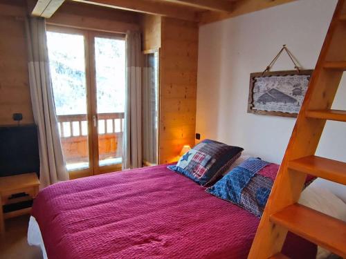 イゾラにあるCharmant chalet à Isola 2000 avec cheminée - FR-1-292-224のベッドルーム1室(ベッド1台、はしご、窓付)