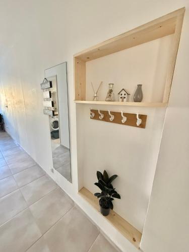 une chambre avec un miroir et une plante en pot dans l'établissement Parenthèse en Périgord, à Bergerac