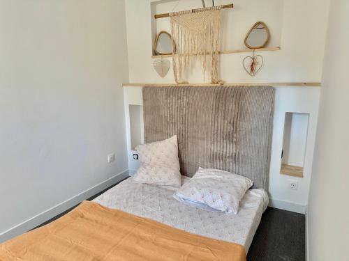 une petite chambre avec un lit et un canapé dans l'établissement Parenthèse en Périgord, à Bergerac