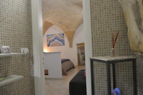 una camera con divano e una camera da letto di Stella del Barocco a Lecce