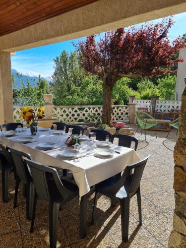- une table pour un repas sur la terrasse dans l'établissement Villa avec vue panoramique sur les montagnes, à Corscia