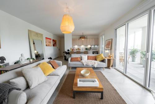 Spacious bright contemporary apartment