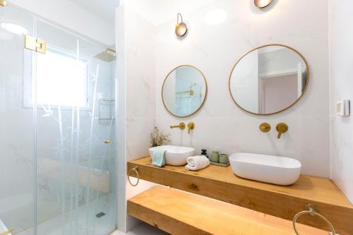 Koupelna v ubytování luxury 2 BD by dizingof near the beach