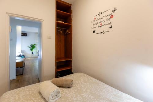 Postel nebo postele na pokoji v ubytování luxury 2 BD by dizingof near the beach