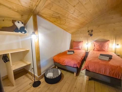- une chambre avec 2 lits dans une cabane en bois dans l'établissement Appartement 3 pièces avec terrasse, ski au pied, 6 pers, couvert, centre St Martin de Belleville à 5 min - FR-1-452-371, à Saint-Martin-de-Belleville
