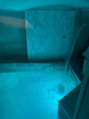 - une piscine d'eau bleue dans une chambre dans l'établissement Love dream, à Amiens