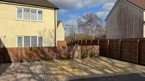 une clôture en bois devant une maison dans l'établissement The cozy, à Bristol