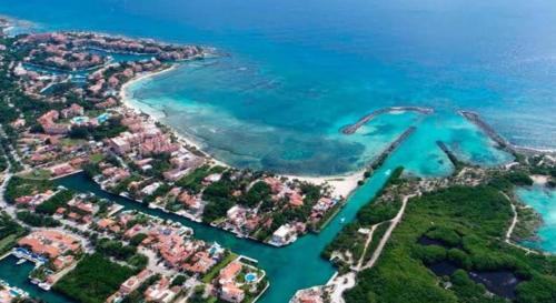 an aerial view of a city and the ocean at Casa con vista a la Marina, A UNOS PASOS DE LA PLAYA in Puerto Aventuras