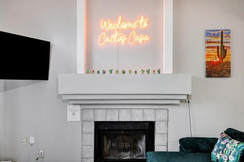 una chimenea con un cartel que diga bienvenida a la cura calico en Nr Sea World Wifi Games Yard Pets Parking, en San Antonio