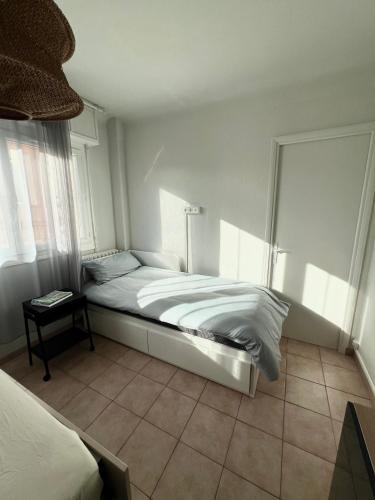 - un lit dans une chambre avec fenêtre dans l'établissement Central Menton Beach Retreat, à Menton