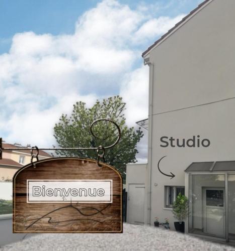 a sign for a store in front of a building at Charmant studio 30m2 in Clermont-Ferrand