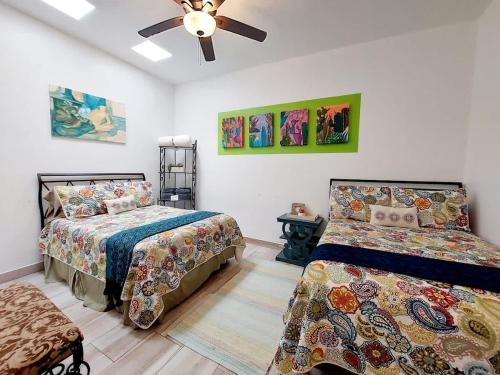 Postel nebo postele na pokoji v ubytování Beachfront Boutique Villa Cazadores