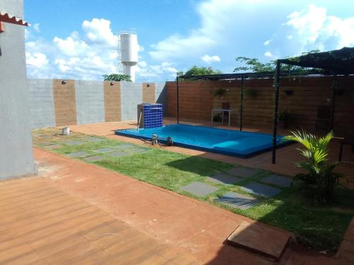 einen Pool in einem Hof mit einem Gebäude in der Unterkunft casa in Rio Verde