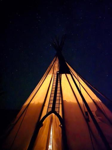 Φωτογραφία από το άλμπουμ του Gorgeous Wild Buffalo Tipi Near West Yellowstone σε Cliff Lake