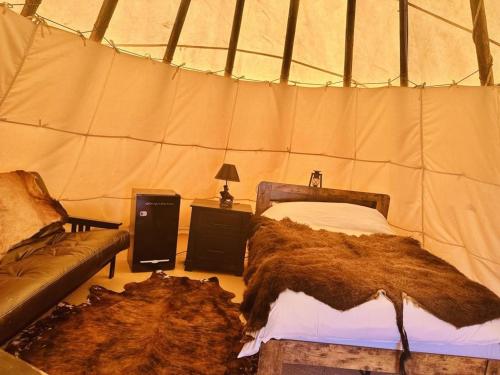 Ένα ή περισσότερα κρεβάτια σε δωμάτιο στο Gorgeous Wild Buffalo Tipi Near West Yellowstone
