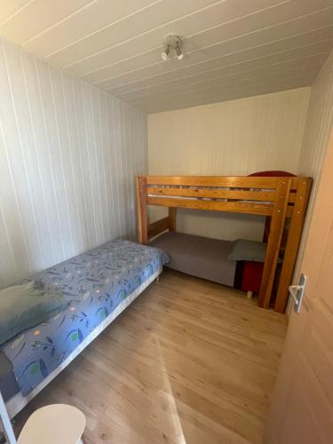 - une petite chambre avec des lits superposés et du parquet dans l'établissement Maison d'hôtes de l'étang, à Perrecy-les-Forges