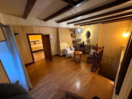 - une vue de tête sur un salon doté de parquet dans l'établissement Les Cabrolles, à Saint-Philippe-du-Seignal