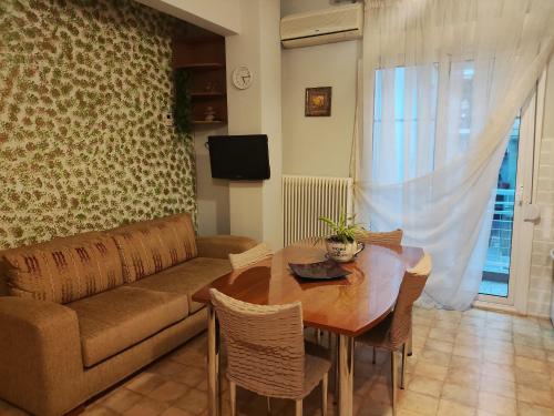 a living room with a couch and a table at Άνετο διαμέρισμα στο κέντρο της πόλης in Xanthi