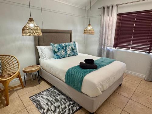 a bedroom with a bed with a hat on it at Weskusbokkompie in Velddrif