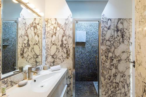 une salle de bain avec un lavabo et une douche dans l'établissement 13 ANDRE2 - Very nice duplex apartment, 100m from La Croisette and beaches, à Cannes