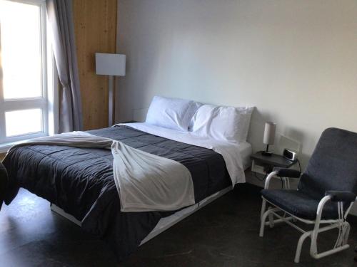 Postel nebo postele na pokoji v ubytování Hôtel Auberge St-Félicien