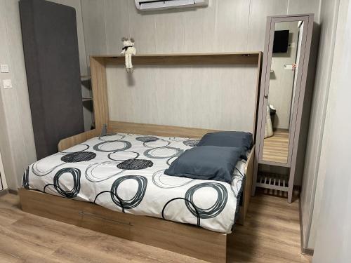 un lit avec un ours en peluche assis dessus dans l'établissement Chambre d'Hôte de l'Etang, à Perrecy-les-Forges