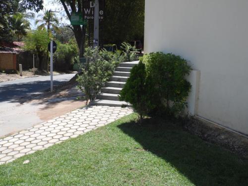 a set of stairs next to a building with grass at Apartamento Inteligente - Japaratinga in Japaratinga