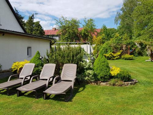 a group of chairs sitting in a yard at Noclegi u Agnieszki in Jarnołtówek