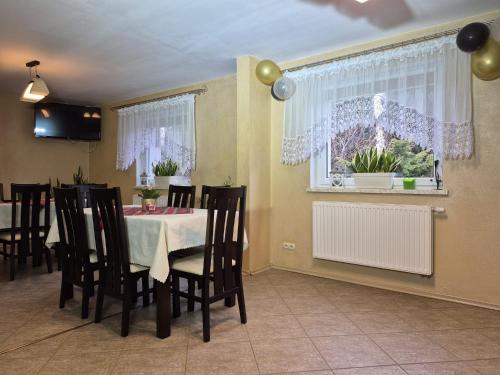 a dining room with a table and chairs and a window at Noclegi u Agnieszki in Jarnołtówek