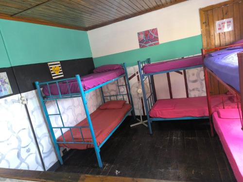 Ένα ή περισσότερα κρεβάτια σε δωμάτιο στο Karim Hostel