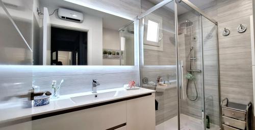 a bathroom with a sink and a shower at Moderno y acogedor Parquesol Antequera in Antequera