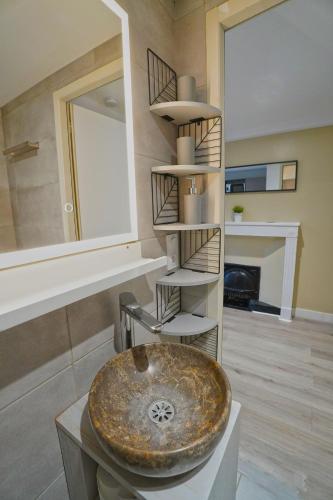 une salle de bain avec un lavabo au milieu d'une pièce dans l'établissement Bel Appartement T2 40 M², à Vaugneray
