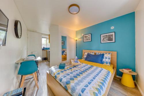 Un pat sau paturi într-o cameră la Le Nid Azur Cosy Studio Proche De Paris