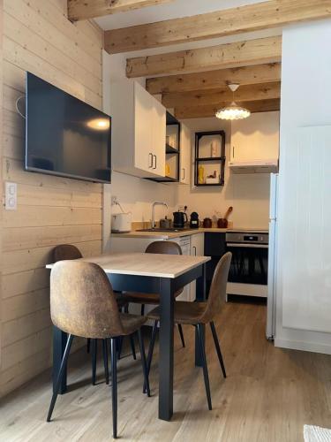 Η κουζίνα ή μικρή κουζίνα στο Chalet chaleureux et fonctionnel