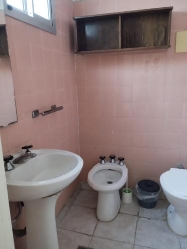 a bathroom with a sink and a toilet at Hotel Che Mar in Necochea