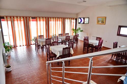 Restoran ili drugo mesto za obedovanje u objektu Rumika Ecocenter