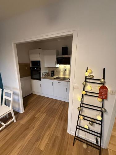 une cuisine avec un arbre de Noël au milieu d'une pièce dans l'établissement RijselHof, à Lille