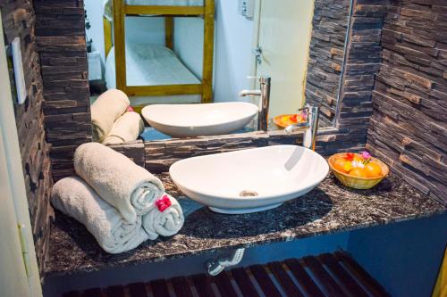 a bathroom with a sink and a mirror at Hotel Che Mar in Necochea