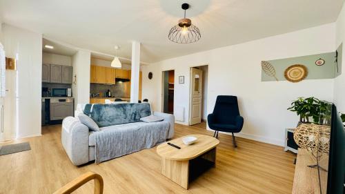 un salon avec un canapé et une table dans l'établissement L'escapade au coeur de Berck-sur-mer, à Berck-sur-Mer