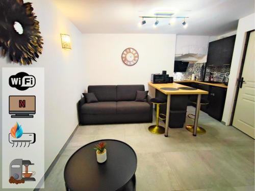 un salon avec un canapé et une table dans l'établissement Tout équipé en hyper centre, à Martigues