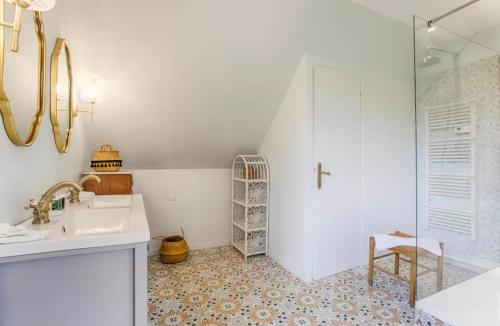 une salle de bain avec un lavabo et une douche dans l'établissement Villa jardin piscine privée, à Saint-Étienne-la-Thillaye