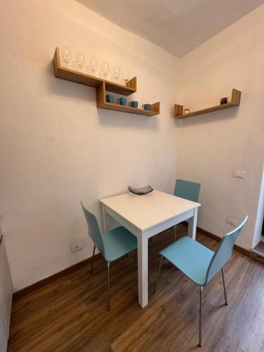 a white table and chairs in a room at Framari in Vernazza