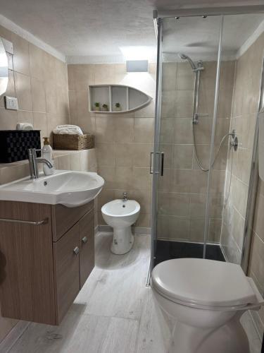 a bathroom with a toilet and a sink and a shower at Framari in Vernazza
