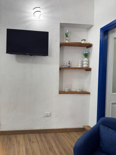 a living room with a flat screen tv on a wall at Framari in Vernazza