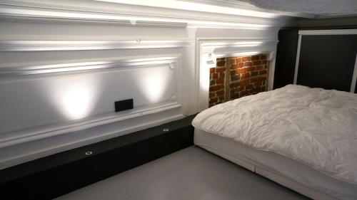 une petite chambre avec un lit et une fenêtre dans l'établissement Superbe appartement refait à neuf, plein centre de Lille, à Lille