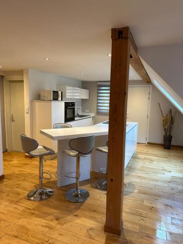 une cuisine avec une table et des chaises dans une pièce dans l'établissement gite 4-6 personnes, à Baldenheim