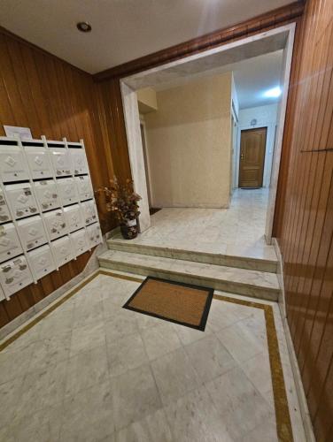 an empty room with a door and a tile floor at Apartamento em Queluz próximo Lisboa Sintra e cascais in Queluz
