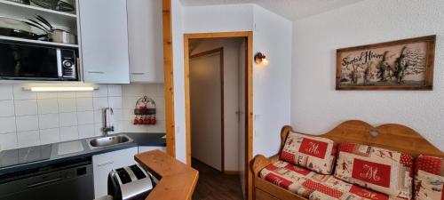 - une petite cuisine avec un canapé dans l'établissement Résidence Etoile - Studio pour 4 Personnes 194, à La Plagne Tarentaise