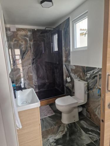 une salle de bain avec toilettes et lavabo dans l'établissement Résidence Dica T2, à Port-Saint-Louis-du-Rhône
